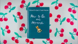 Ein Buch mit der Aufschrift "how to be at home" auf einem Hintergrund, auf den Kirschen gedruckt sind.